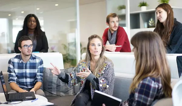 Büro mit mehreren Personen 