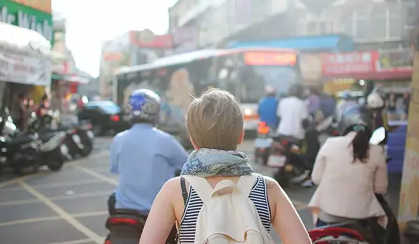 Westliche Frau in Stadt in Asien