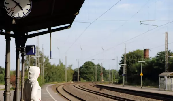 Junge Frau wartet am Bahnsteig