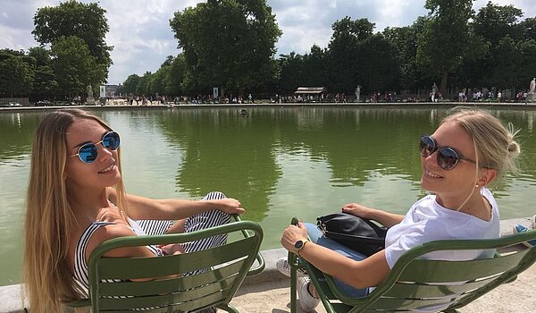 Zwei Personen in einem Park in Paris 