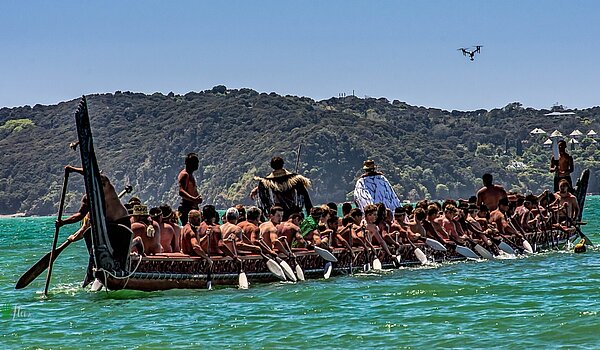 Ruderboot mit vielen Menschen 