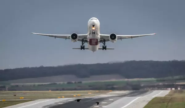 Flugzeug landet