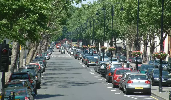 Parkende Autos im Linksverkehr.