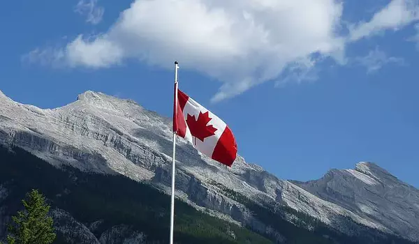 Kanadische Flagge vor Gebirge